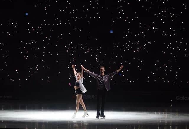 ガブリエラ・パパダキスのインスタグラム：「Yesterday night was a success, so excited for the next two shows coming. Always a blast being here, Korea! 💙 @allthatskate.official #PapadakisCizeron 📷 @grasiasse_」