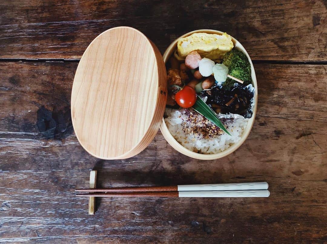 ジュジュさんのインスタグラム写真 - (ジュジュInstagram)「今年はおにおに🍙が小さ過ぎて参加出来なかった親子遠足☀️ . 気分だけでも味わおう🌿 . しかしなんでお弁当ってこんなに美味しいんや？？笑 . #親子遠足 #今年はパパが参加👨」6月7日 12時14分 - hiraka