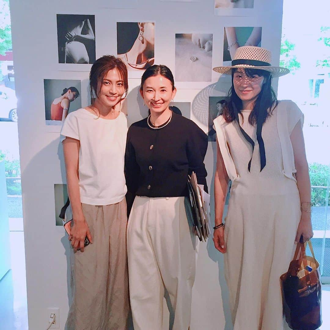 安田美沙子さんのインスタグラム写真 - (安田美沙子Instagram)「展示会巡りしてきました✨ ETREでは黄色いニット💕そしてAMONENTという韓国のブランドの初お披露目✨ NINA&JUELSというアクセも可愛かったー❤️ . . 秋冬が楽しみです！！ みんなと沢山お話して、可愛いお洋服見て、充電出来ました😊🌟 #instagood #exhibition  #aw #friends #親戚みたい #mamatalk #thanks」6月7日 12時12分 - yasuda_misako