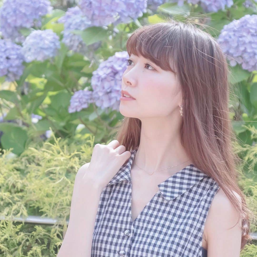 斉藤マリナ(さいまり) のインスタグラム：「紫陽花見に行きたいし撮影したい🐌 そろそろあんまり遠出したらマズイよなと思っている😇 . #instagood#shooting#model#japan#camera#ajisai . #作品撮り#撮影#撮影データ#撮影モデル#モデル#あじさい#紫陽花#妊婦#妊婦生活#ギンガムチェックワンピース#妊婦9ヶ月#初マタ#初マタさんと繋がりたい」