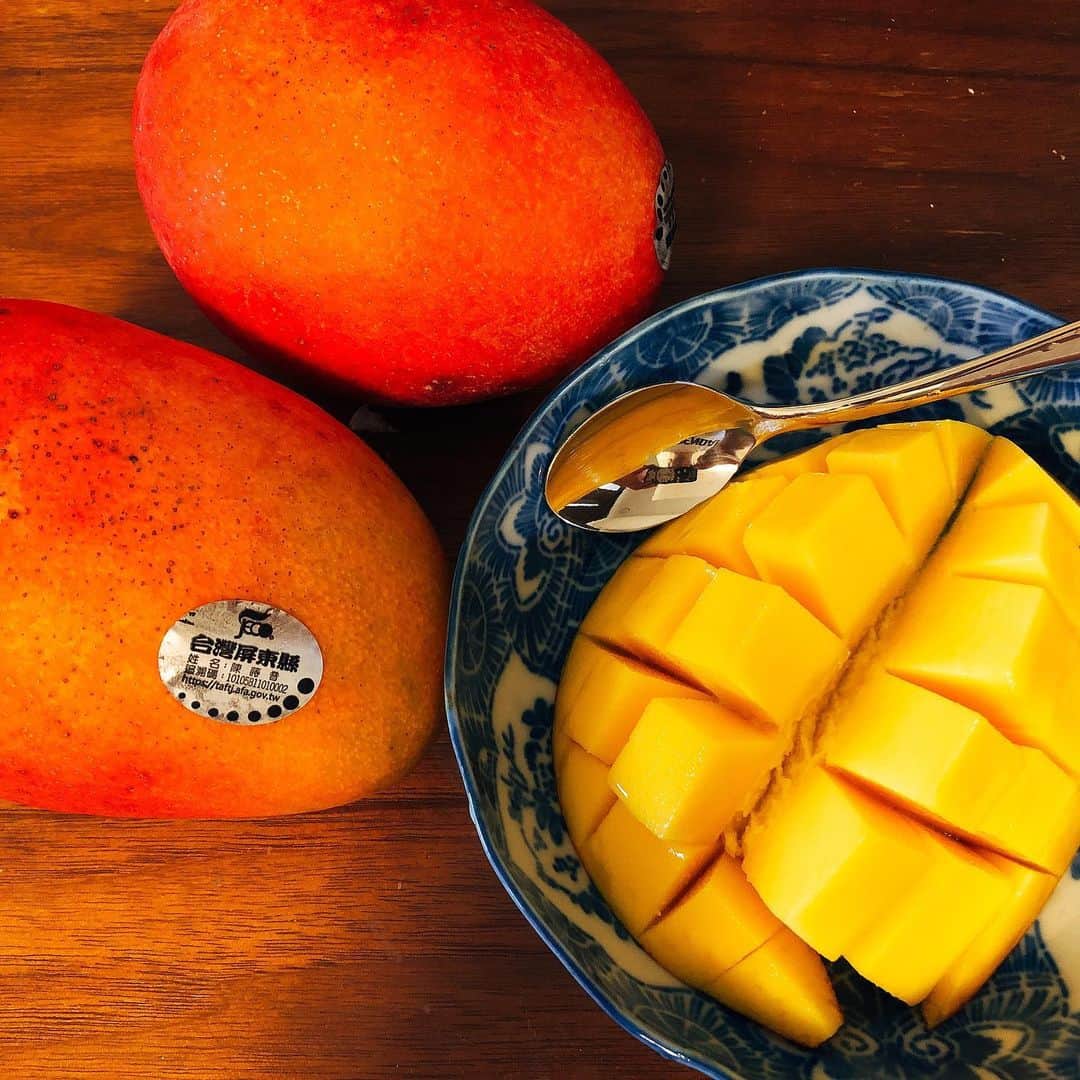 上田祥子さんのインスタグラム写真 - (上田祥子Instagram)「嬉しい✨美味しい✨ #台湾マンゴー #王社長ありがとうございます #mango #instafruits」6月7日 12時16分 - uedasachikoinsta