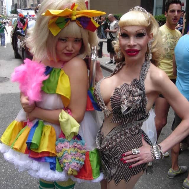 ジュン中山のインスタグラム：「New York calling🗽🇺🇸🏳️‍🌈🌈🦄❤️🧡💛💚💙💜💗 hey New York friends! see u in 2weeks !  #tbt #2007 #newyorkpride #worldpride2019 I am going there with my Japanese unicorn 🦄 🌈🏳️‍🌈 #faghag #lgbtq #trannychaser」