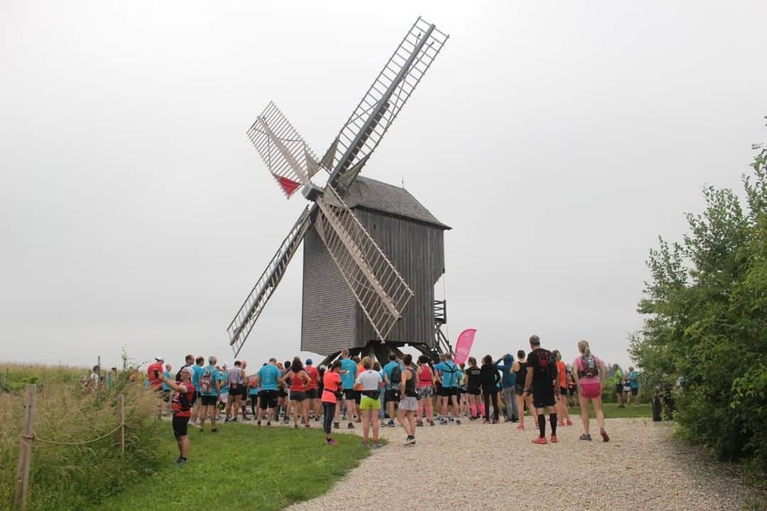 フランス大使館さんのインスタグラム写真 - (フランス大使館Instagram)「今週末、パリ南東の街トロワで文化遺産マラソンが開催されます。街の観光スポットや文化遺産で足を止め、解説を聞きながら、時速8～9kmの少しゆったりとしたペースで走るマラソンです。15か所ほどの解説が聞けるそう🏃‍♀️🏃 Vous êtes sportif et passionné par le patrimoine ? Le Marathon du Patrimoine de @VilledeTROYES est fait pour vous ! Cette course touristique ponctuée de pauses s’étend sur près de 42km et permet de découvrir une quinzaine de sites ! 🏃 photo : Laetitia Dagard (Site : Troyes Tourisme) @troyeschampagnetourisme」6月7日 12時30分 - ambafrancejp