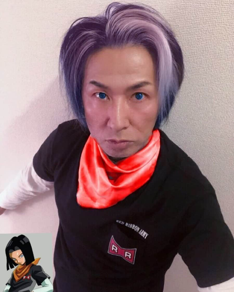 遠藤一馬さんのインスタグラム写真 - (遠藤一馬Instagram)「17号(Dragon ball)  痛いコスプレおじさん😅 と思わないでね。 とある洋服屋でこのT-shirtが、な、な、なんと¥300ってなってたから買ってみた！ そういや17号こんなT-shirt着てたなぁ.. 髪型も遠くないなぁ.. 中に白ロンT着てバンダナ首に巻けば.. と思って😉 アプリで白いバンダナをオレンジにして髪のメッシュも色付けた！ 目も青に☝🏻 #dragonball #17号 #cosplay」6月7日 12時30分 - kazumaendo