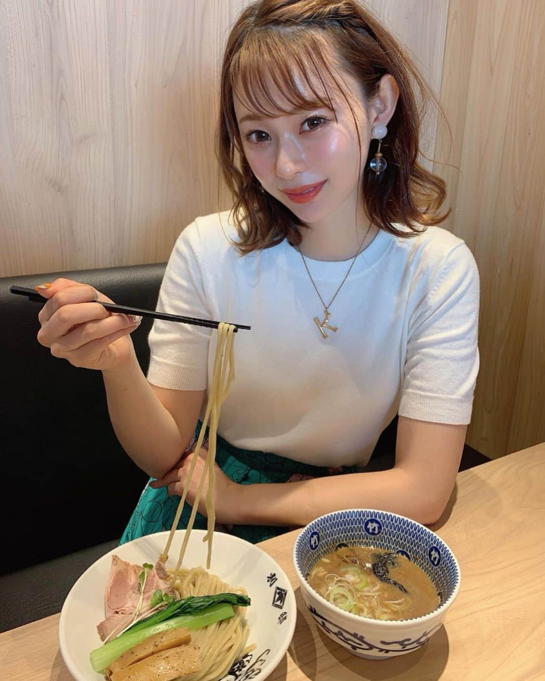 karen okajimaさんのインスタグラム写真 - (karen okajimaInstagram)「ㅤㅤㅤ ㅤㅤㅤ 本日からエディオンなんば本店が オープン\( ¨̮ )/💓💓 ㅤㅤㅤ  内覧会に招待して頂いたので ひと足お先に行ってきたよ🎶  もう、1階から9階まで全部まるごと 楽しめるアミューズメントパークみたいで めちゃくちゃ楽しかったです😆👏💕 ㅤㅤㅤ  忍者屋敷や、ゲームの体験ができたり パウダールームがあったり 9階にはラーメンパークもあるの！😚🍜 ㅤㅤㅤ  インスタ映えでしかないモンハンの リオレウスの造形を1/1スケールで 再現していたり、ドラゴンボールの 悟空がいたりと子供から大人まで 楽しめるスポットが沢山👪💕 ㅤㅤㅤ  スタバも1.2階に入っていて広い😍 ここに来たら欲しいものが何でも 揃っちゃうこと間違いなしやでっ💁‍♀️ ㅤㅤㅤ  2枚目は動画で紹介してるから 見てくださいねっ☺️💓💓 忍者屋敷で手裏剣も投げてみたよ🤭笑 ㅤㅤㅤ みんなも早く行ってみてっ❤️ ㅤㅤㅤ  ㅤㅤㅤ 🤖エディオンなんば本店 🏠大阪府大阪市中央区難波三丁目  ㅤㅤㅤ  #エディオンなんば #EDIONBAMBA #ラーメンパーク #エディオンなんば本店  #エディオン #EDION#EDION #別邸たけ井 #グルメ岡島 #霜降り明星 #なんばラーメン一座 #岡島かれん」6月7日 12時39分 - karenokajima0318