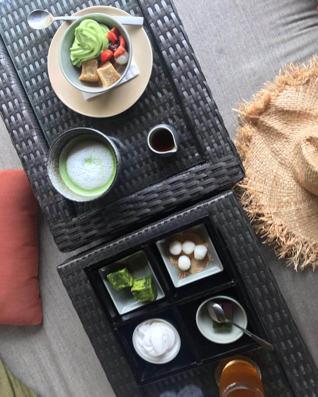 ririさんのインスタグラム写真 - (ririInstagram)「#ayanaresort の #辻利 で #お抹茶 time🍵😌🌱 このソファ🛋ホント 動けなくなる😂🙏💦 まったりしてて 時間がゆっくり...♡ お洋服は 大好きな @to_the_sea_hawaii 🌴  #love #happy #cafe」6月7日 12時37分 - riri.ribon