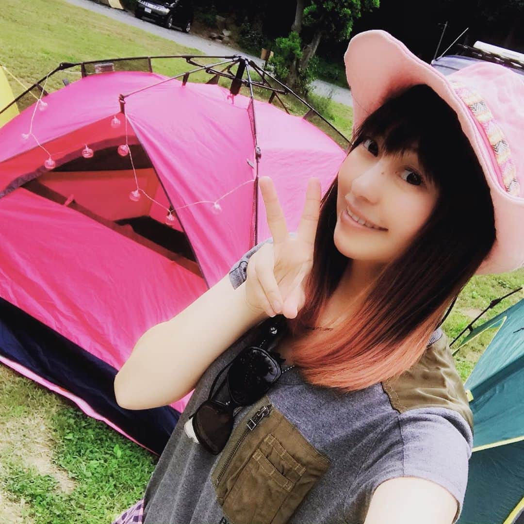 正田美里（みさみさ）さんのインスタグラム写真 - (正田美里（みさみさ）Instagram)「キャンプ楽しっ❤️ (^^) #キャンプ  #ピンク  #テント」6月7日 12時38分 - misamisaupiupi