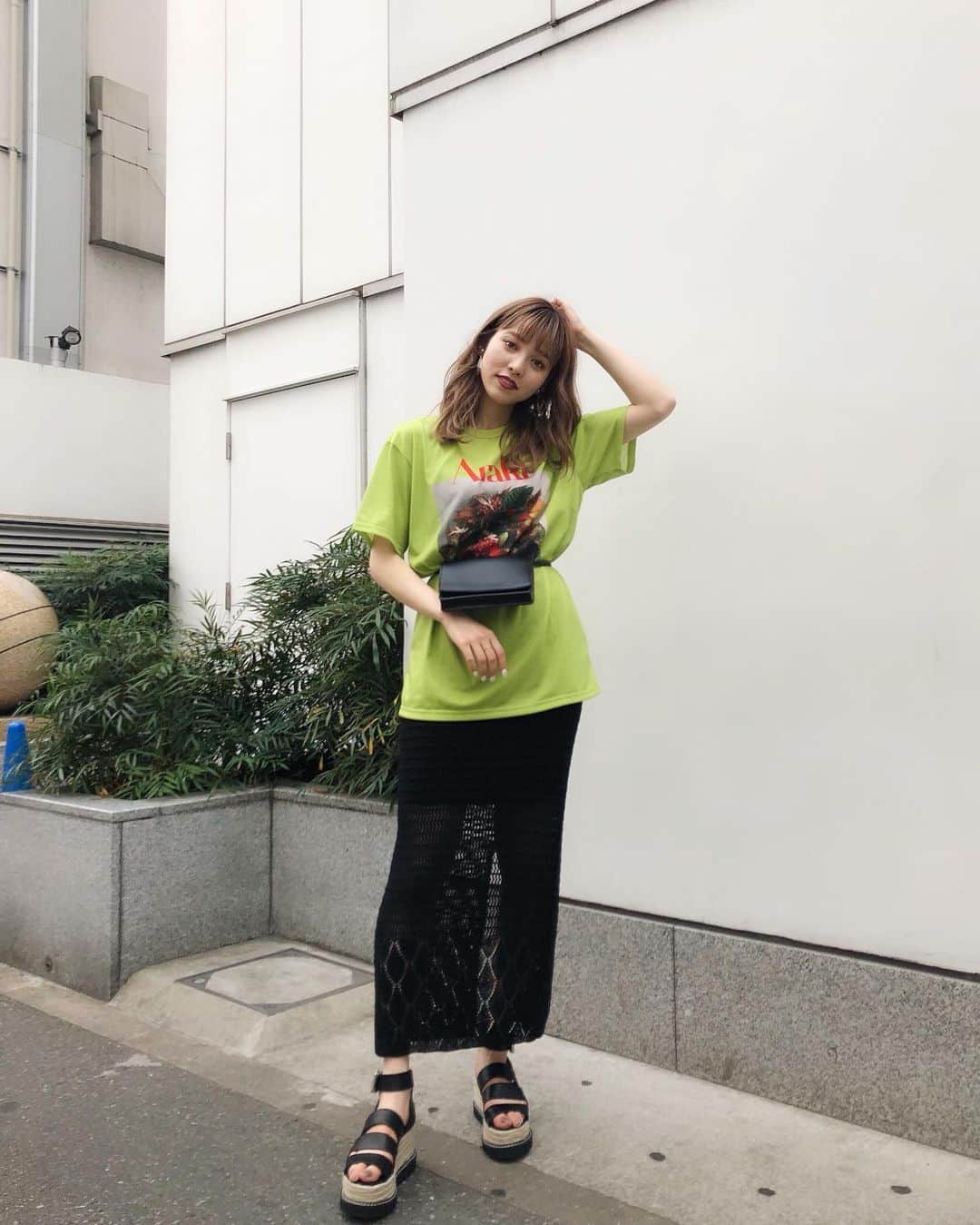 のインスタグラム：「． あら〜き〜 コラボTシャツげきかわ☺︎ ．  #sly#nobuyoshiaraki #code #今日のコーデ  #全身コーデ  #コラボtシャツ  #サマーニット #tシャツ#ロングスカート」