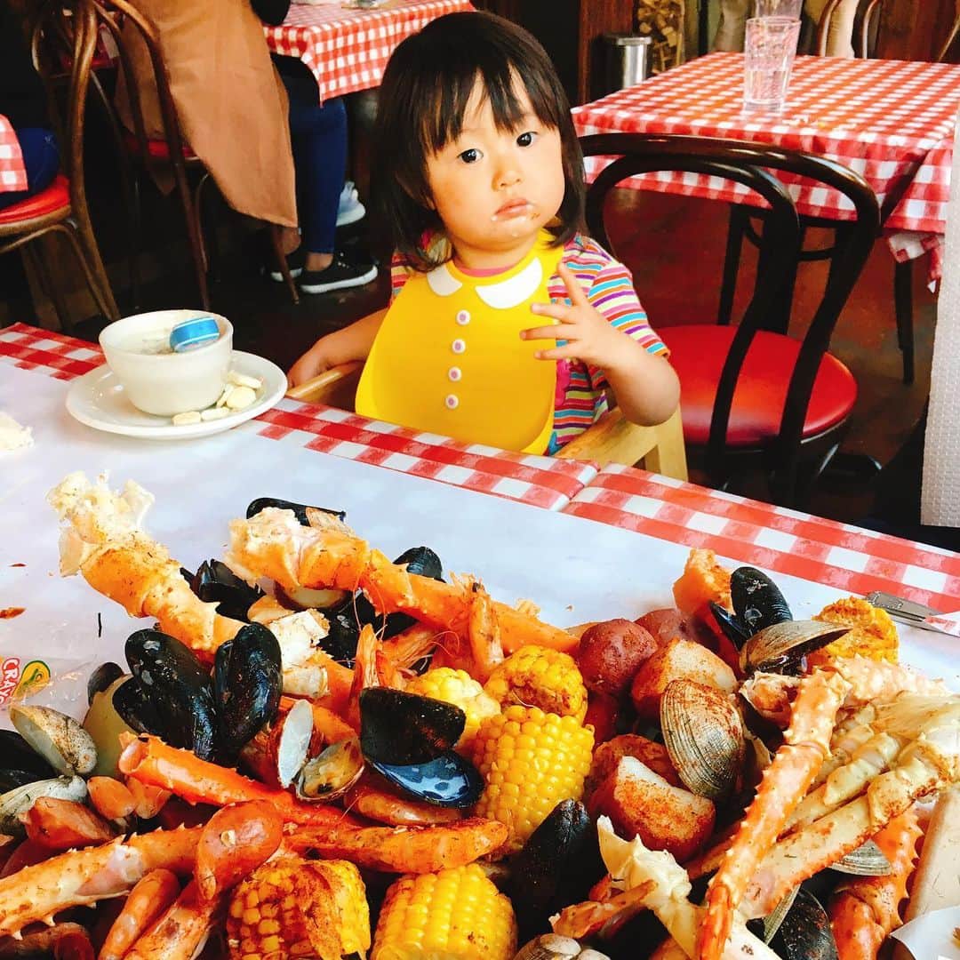 栗山麗美さんのインスタグラム写真 - (栗山麗美Instagram)「先週末はシアトルへ🚗  シアトルはシーフードが美味しいので有名な『The Crab Pot 』に行ってきました🦀🍽 食べ方はとってもワイルド✨ 小さな小づちと台がテーブルに用意されていて、勢いよくカニの殻を叩いて食べるのがお店のスタイル。  カニ以外にもアサリやムール貝などのシーフードとソーセージ、コーン、ジャガイモが盛りだくさん🥰 味付けもシーフードの旨味が生かされたシンプルなお味でとっても美味しかったです✨✨ 娘は人生初の蟹に興奮するかと思いきや、ほくほくのジャガイモに夢中でした😂✨ #seattle #travel #oregon #portland #thecrabpot #アメリカ暮らし #ポートランド生活 #ポートランド #アメリカ子育て #アメリカ育児」6月7日 12時43分 - reimi.kuriyama