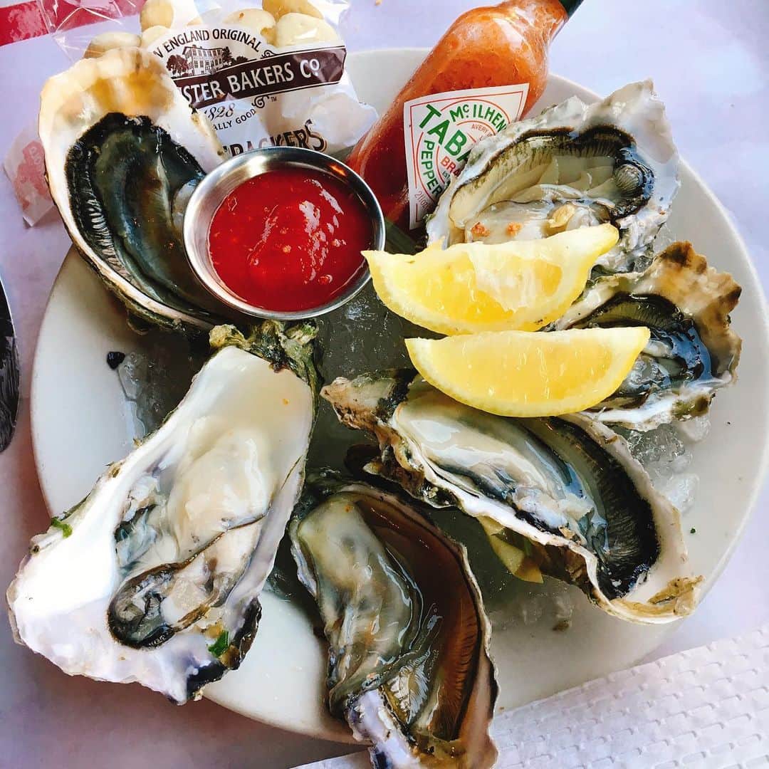栗山麗美さんのインスタグラム写真 - (栗山麗美Instagram)「先週末はシアトルへ🚗  シアトルはシーフードが美味しいので有名な『The Crab Pot 』に行ってきました🦀🍽 食べ方はとってもワイルド✨ 小さな小づちと台がテーブルに用意されていて、勢いよくカニの殻を叩いて食べるのがお店のスタイル。  カニ以外にもアサリやムール貝などのシーフードとソーセージ、コーン、ジャガイモが盛りだくさん🥰 味付けもシーフードの旨味が生かされたシンプルなお味でとっても美味しかったです✨✨ 娘は人生初の蟹に興奮するかと思いきや、ほくほくのジャガイモに夢中でした😂✨ #seattle #travel #oregon #portland #thecrabpot #アメリカ暮らし #ポートランド生活 #ポートランド #アメリカ子育て #アメリカ育児」6月7日 12時43分 - reimi.kuriyama