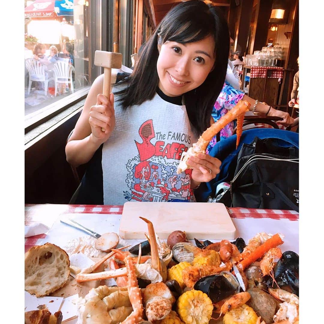 栗山麗美のインスタグラム：「先週末はシアトルへ🚗  シアトルはシーフードが美味しいので有名な『The Crab Pot 』に行ってきました🦀🍽 食べ方はとってもワイルド✨ 小さな小づちと台がテーブルに用意されていて、勢いよくカニの殻を叩いて食べるのがお店のスタイル。  カニ以外にもアサリやムール貝などのシーフードとソーセージ、コーン、ジャガイモが盛りだくさん🥰 味付けもシーフードの旨味が生かされたシンプルなお味でとっても美味しかったです✨✨ 娘は人生初の蟹に興奮するかと思いきや、ほくほくのジャガイモに夢中でした😂✨ #seattle #travel #oregon #portland #thecrabpot #アメリカ暮らし #ポートランド生活 #ポートランド #アメリカ子育て #アメリカ育児」