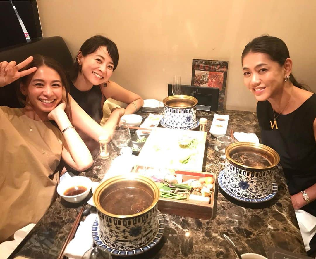 前田典子さんのインスタグラム写真 - (前田典子Instagram)「昨日はヘルシーな #きのこ鍋🍄 食べに ヘルシーで可愛いお2人 @ina_tomo #イナトモ と @gomyoyuko  #五明裕子ちゃんと  #シャングリラズシークレット へ 秘伝のキノコスープが入った鍋は1人1つずつ  スープたっぷり熱々のマイ鍋で😁 いろんな種類のキノコ🍄が味わえます❣️ 野菜やお肉も入れて シメはきのこ麺を入れて 🍜  スープは辛い味をプラスして味変も可能  キノコスープが🍄美味しくてお腹いっぱいになっても後を引く味 いくらでも飲める😆👍 食物繊維が豊富でヘルシーだから罪悪感無くお腹いっぱい食べられる😋 水筒に入れて持って帰りたいぐらい‼️ #マエノリグルメ」6月7日 12時44分 - maenorichang