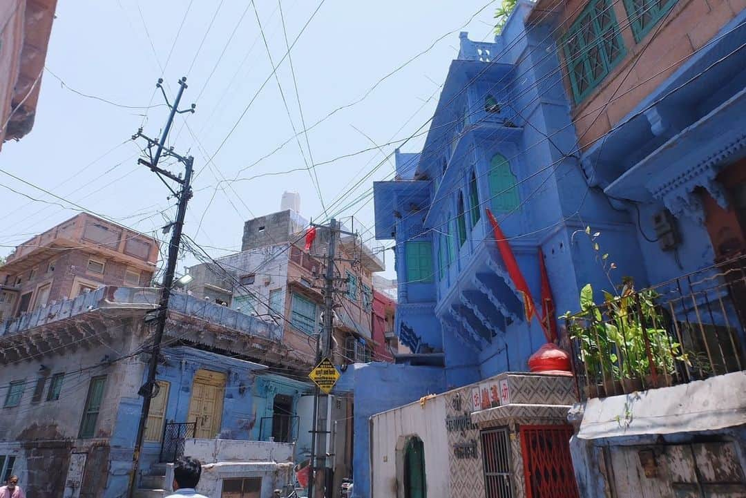 瀬戸あゆみさんのインスタグラム写真 - (瀬戸あゆみInstagram)「The Blue City💎☁️💙 JaipurのPink cityに続き、JohdpurのBlue cityに来た。 車を降りてこのold cityをぷらぷらしていました。 すごくカラフル。 そして人々が人懐っこい。 これぞ求めていたインド！ #ayumi_journey #india #johdpur」6月7日 12時46分 - setoayumi