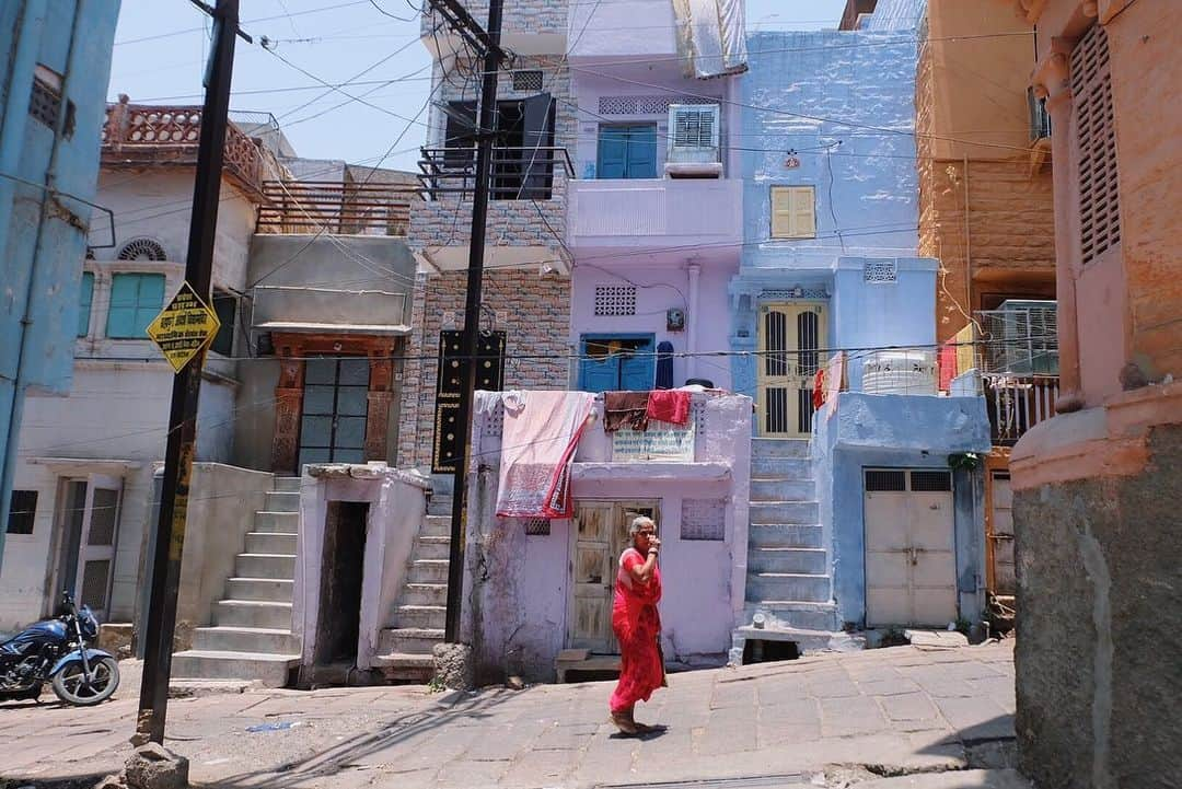 瀬戸あゆみさんのインスタグラム写真 - (瀬戸あゆみInstagram)「The Blue City💎☁️💙 JaipurのPink cityに続き、JohdpurのBlue cityに来た。 車を降りてこのold cityをぷらぷらしていました。 すごくカラフル。 そして人々が人懐っこい。 これぞ求めていたインド！ #ayumi_journey #india #johdpur」6月7日 12時46分 - setoayumi