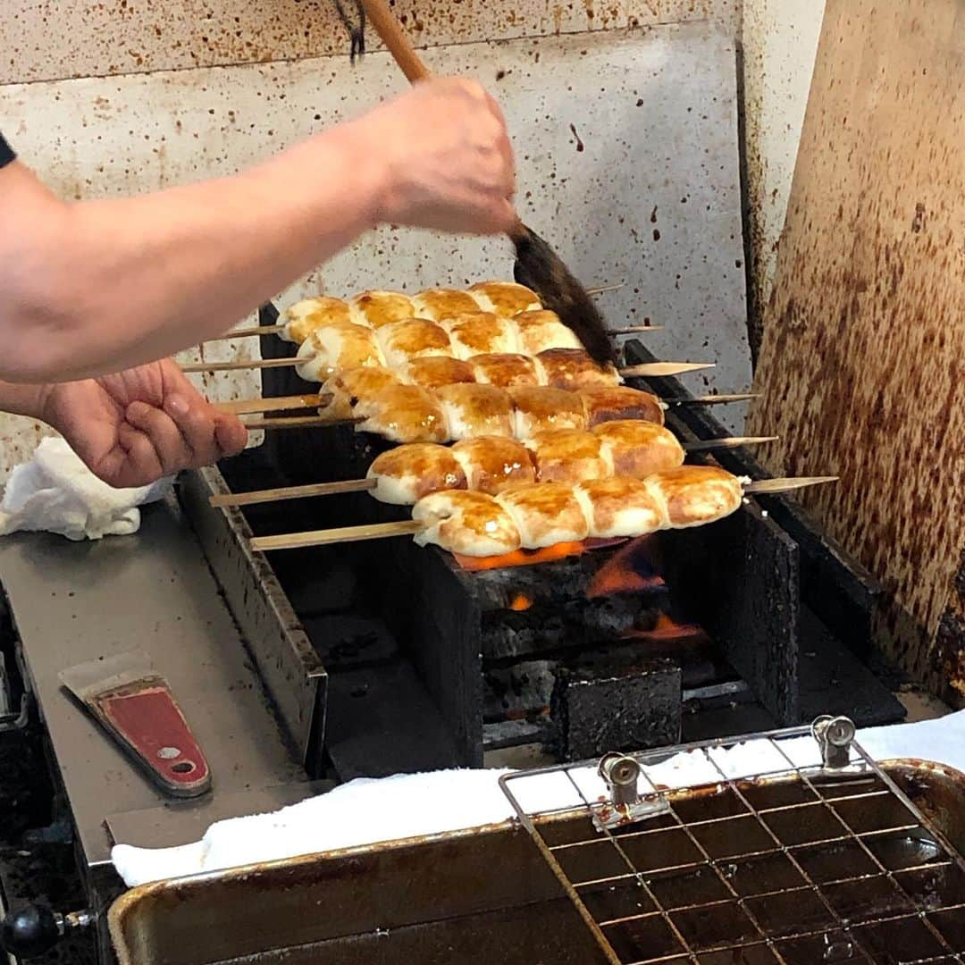 杉本美香さんのインスタグラム写真 - (杉本美香Instagram)「・ ・ 群馬県高崎市で土日で全日本実業団対抗団体戦が行われます🥋 ・ そこで群馬へ行くなら何かないかなぁーって調べてたら、パスタやダルマや榛名神社と一緒に、ソウルフードということで【焼きまんじゅう】を見つけたので行ってきました⭐️ ・ 高崎駅から徒歩すぐ🚶‍♀️ ・ たくさん話もしてくれて楽しかった❤️ ・ 是非高崎へ来られてる方、行ってみてください😋👍 ・ 減量の方…すみません😥 ・ ペロリと食べてしまった😋 冷めても美味しいらしいけど、焼きたてがマジで美味しかった🥰 ・ お客さんも話しかけてくれて、色々食べたけど、「ここのが一番美味しいから先代の時代からここに通ってるのよ」って教えてくれました☀️ ・ 焼く前のまんじゅうを特別に見せてくれた🌟 ・ 食べ物インスタしない人ですがこれは美味しかった🥰 ・ #元祖焼きまんじゅう #茶々 #高崎駅すぐ #写真撮影は許可もらいました #私のインスタ見たと言っても何も起こらないと思います #笑 #笑顔 #smile😊」6月7日 12時47分 - mika__sugimoto