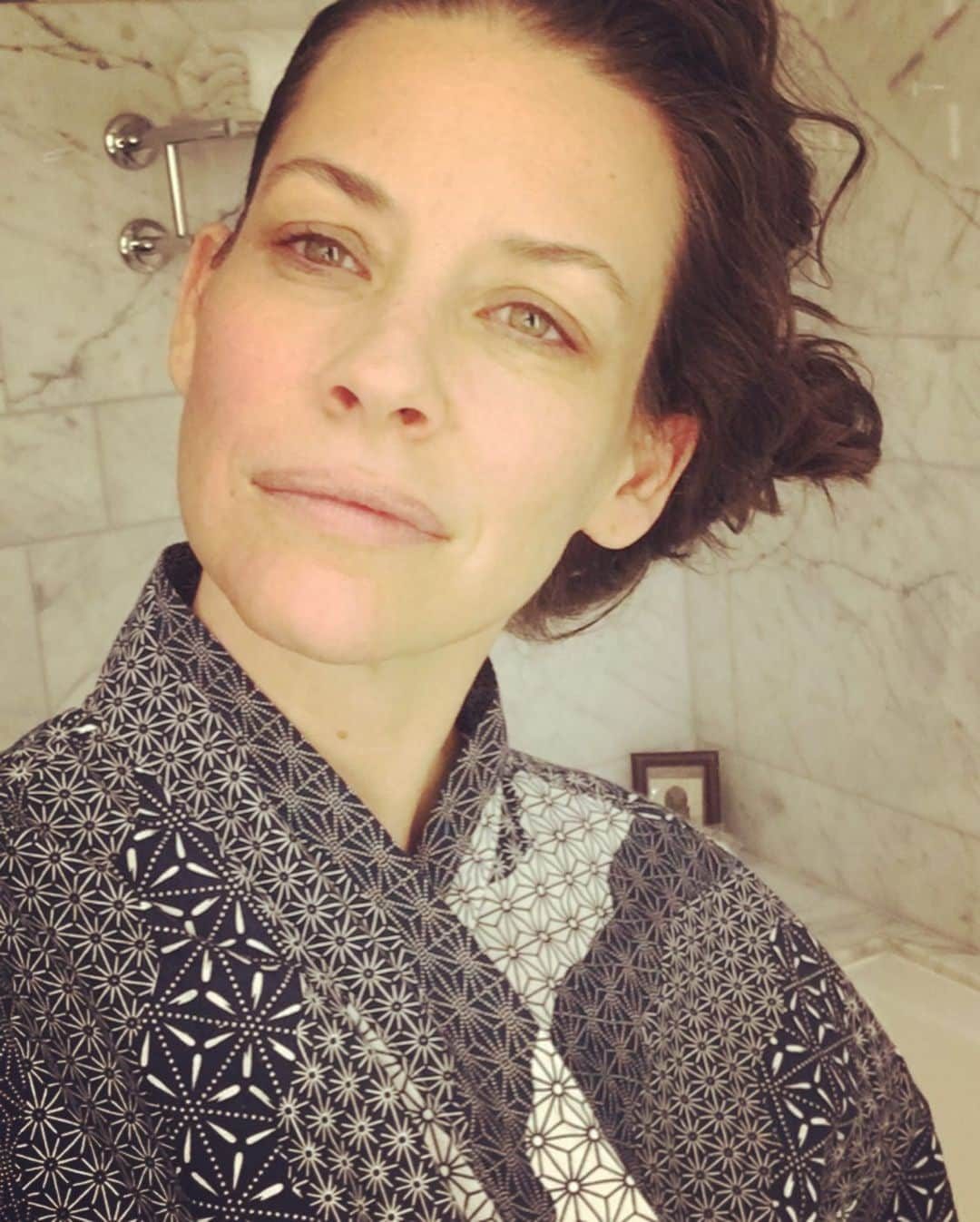 エヴァンジェリン・リリーさんのインスタグラム写真 - (エヴァンジェリン・リリーInstagram)「Too much time alone in hotel rooms results in too many selfies. 🥴  1&2.  Playing with red carpet hair looks for future fun. 3. Washing off the eyes.  #maskarasmudged  4. #CleanFaced and ready for bed.  #goodnight🌙 squickertour, and thank you for everything.」6月7日 12時56分 - evangelinelillyofficial