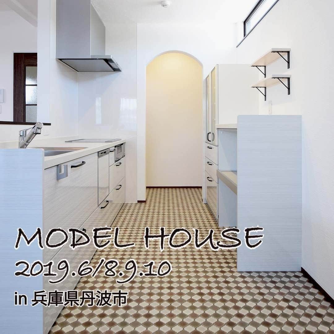 homelife 夢を叶える暮らし方のインスタグラム：「【完成見学会のお知らせ】 . 兵庫県丹波市で見学会を開催します！ . 2階にリビングを設けた、自然素材のやさしいお家です＊ 広いバルコニーとタイルの床がかわいいキッチンが見どころ！ . 新規ご予約の方には、【Web予約で2000円分のクオカードをプレゼント！】 ◆―――――――――――――――◆ ご予約はプロフィールトップのリンク先かURLから ▷ more… @homelife_gallery ▷https://homelife.jp/event/details_436.html ◆―――――――――――――――◆ . . みなさまのご来場お待ちしております！ . . 日にち：2019年6月8日(土)～10日(月) 時間：10：00～17：00 場所：兵庫県丹波市市島町 雨天決行 . . #見学会 #住宅見学会 #完成見学会 #プレゼント #クオカード #兵庫 #丹波 #丹波市 #注文住宅 #自由設計 #マイホーム計画 #マイホーム #自然素材 #無垢床 #漆喰 #自然素材の家 #バルコニー #キッチン #快適 #family #house #home #homelife_京都 #homelife_大阪 #homelife_兵庫 #ホームライフ #ホームライフ100 #アーキホームライフ」