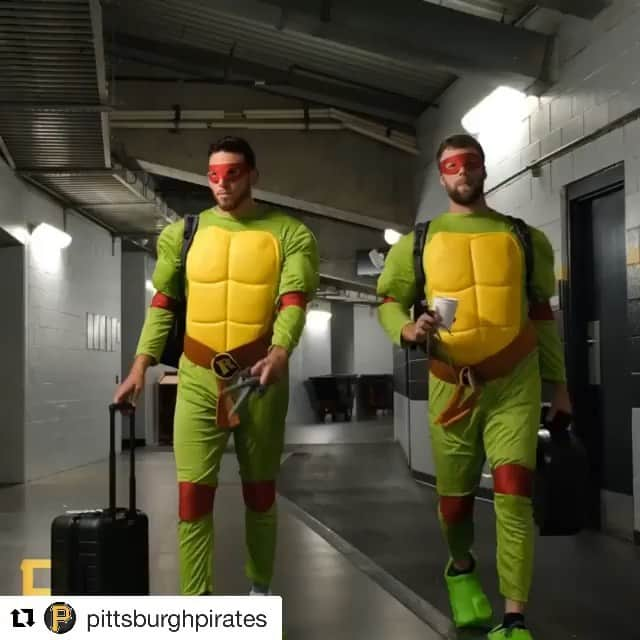 ホセ・オスナのインスタグラム：「😂😂😂😂🤣🤣🤣🤣 viaje de súper héroes 🦸‍♂️」