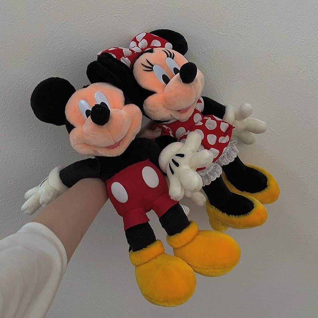 前田亜美のインスタグラム：「. . 揃った。もうぬいぐるみはこの2人がいればこれ以上いらない✌︎(　˙-˙　)✌︎. . . #Disney #ミッキー #ミニー」