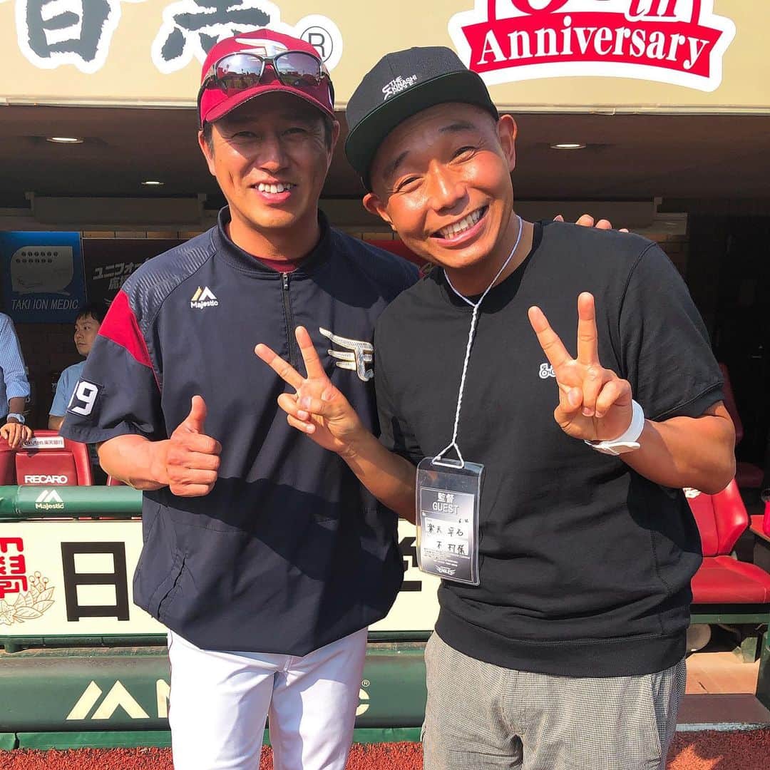 そうすけのインスタグラム：「今日現在、パ・リーグ ソフトバンクと並んで首位の楽天  監督が本当に素晴らしい方！  規模は全く違うが、草野球の芸人リーグでサンドウィッチマン伊達ちゃんから監督を引き受けているこのハゲは尊敬しまくりです  草野球芸人リーグは逆転勝ちで今シーズンここまで6勝1敗1分で現在2位 まだまだこれから！  いや〜、野球ってホント楽しい！  #プロ野球 #パリーグ #東北楽天ゴールデンイーグルス #平石監督 #草野球 #芸人リーグ #サンドウィッチマン #伊達ちゃん #伊達ちゃんなかなか来れなくなりたまに来ても試合に出られないから完全に来なくなっちゃった #ハゲの個人成績 #打撃成績 #12打数7安打 #打率583本塁打0打点3 #投手成績 #1試合2イニングを投げて失点1奪三振1 #そうすけ」