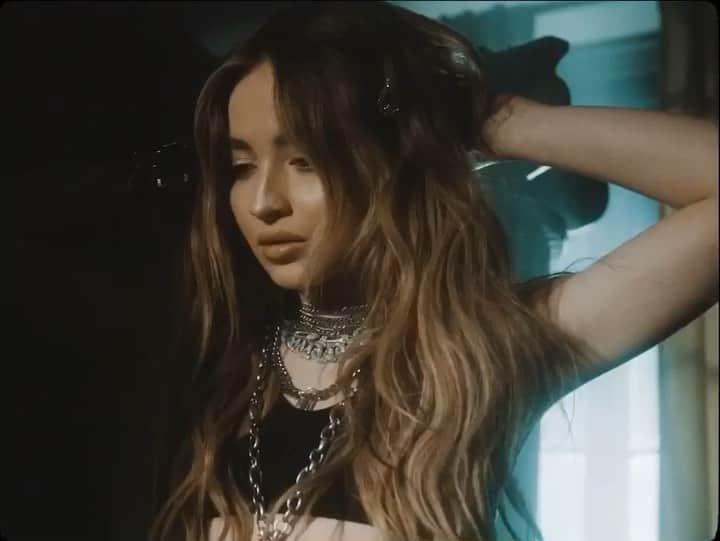 サブリナ・カーペンターのインスタグラム：「in my bed  out now when you preorder #SingularAct2  link in bio  ps 10/10 recommend turning up ur volume and listening in ur bed」