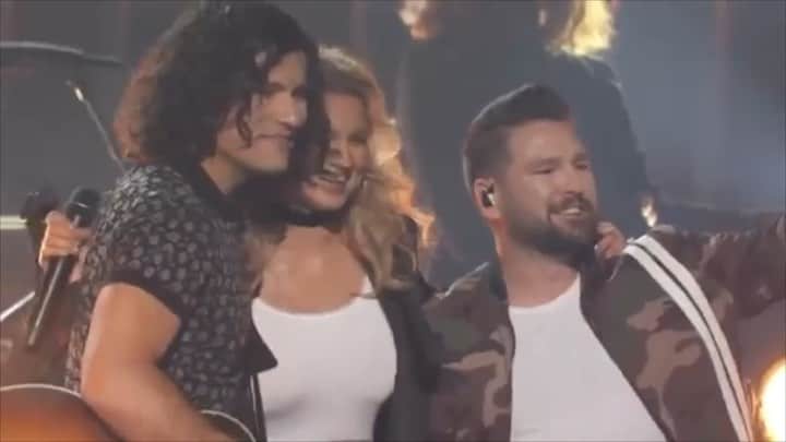 トーライ・ケリーのインスタグラム：「after our performance together of this song, you guys kept asking for it, so we had to do a studio version!! love these guys so much. thanks for having me🖤 @danandshay #speechless out now!!」