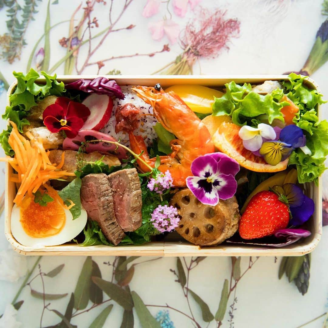 Hanako公式さんのインスタグラム写真 - (Hanako公式Instagram)「乙女ゴコロくすぐるときめきお弁当。﻿ ﻿ 東京では飲食業未経験だった野尻ともみさんが移住後に立ち上げた、食×アートを表現するフードクリエイター集団〈harapecolab.〉。食用花や新鮮野菜を使って、花畑のような「OBENTO」など、自然の恵みをおいしく、美しく、ヘルシーに創造しています🌷﻿ *﻿ 【Hanako読者投稿企画スタート実施中！】﻿ ﻿ 📌参加方法﻿﻿﻿ STEP1：今月のお題に合う写真に「#Hanakogram 」と今月のお題の「#旅ごはんメモ 」を付けて投稿。﻿﻿﻿ STEP2：Hanako編集部が毎月投稿を審査します。﻿﻿﻿ STEP3：Hanako賞に選ばれた投稿を、Hanako公式Instagramで紹介いたします。﻿﻿﻿ ﻿﻿﻿ 📌期間は5/29〜6/19﻿﻿﻿ Hanako賞に選ばれた方には、今日発売の「銀座ぶどうの木×Hanako限定ショコラサンド」をプレゼント🥕﻿ ﻿﻿﻿ みなさまの投稿、お待ちしております！﻿﻿﻿ ﻿ *﻿ ﻿ 【Hanako_福岡シティガイド発売!!】﻿ #Hanako #Hanako_magazine #Hanako30th #harapecolab #お弁当の記録 #福岡 #fukuoka #福岡旅行 #博多 #天満 #うきは #糸島 #糟屋 #福岡グルメ #福岡カフェ巡り #福岡スイーツ #福岡うどん #福岡カレー部 #博多グルメ #博多カフェ #喫茶店巡り #喫茶部 #カフェ部 #カフェ巡り #コーヒー好き #朝ごはんの記録 #Photoby_KojiMaeda」6月7日 13時07分 - hanako_magazine
