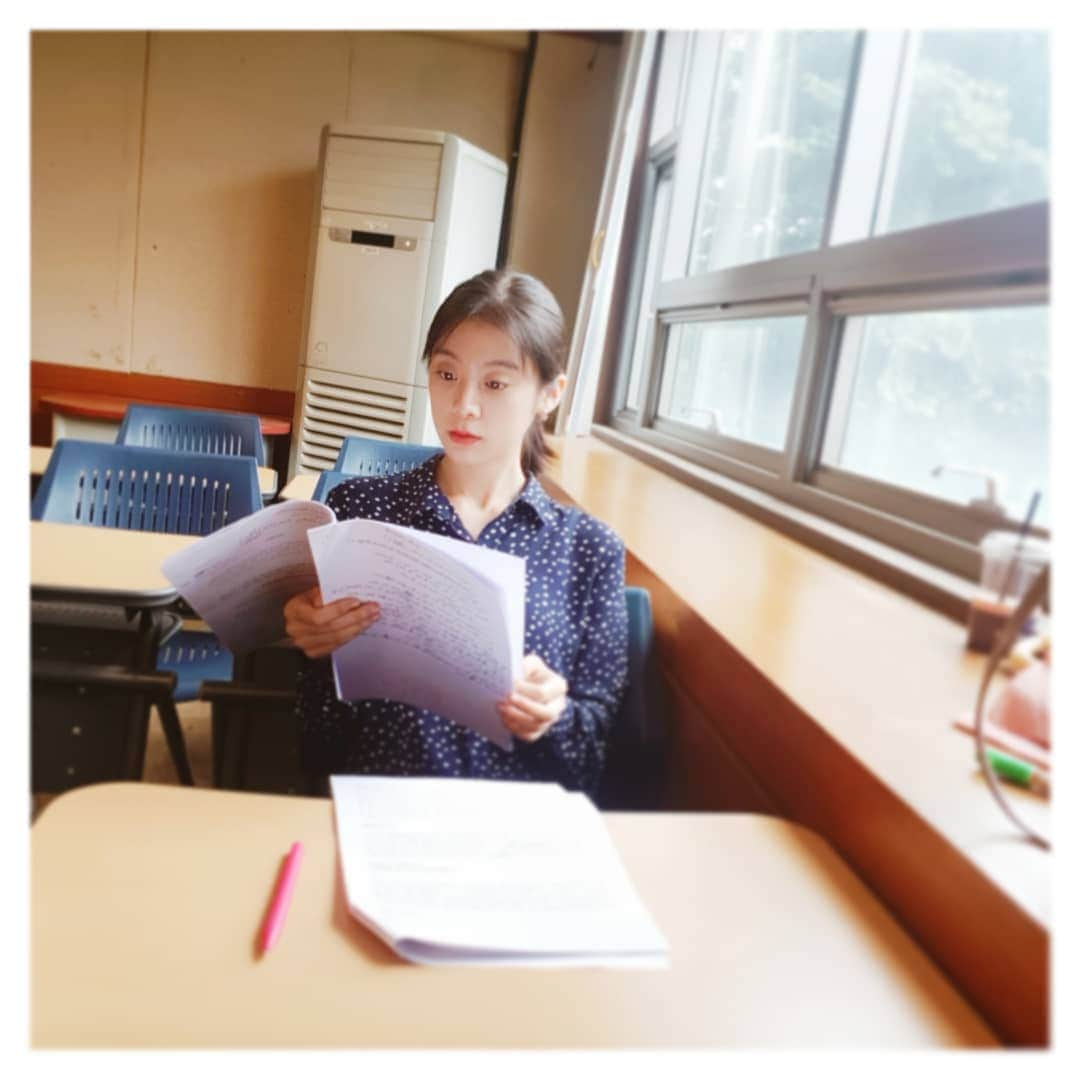 ヘリム さんのインスタグラム写真 - (ヘリム Instagram)「오늘 수업 끝! 다음주 발표 3개 화이팅ㅠㅠ#번역수업 #기말고사화이팅 #계절학기화이팅 #대학생화이팅 #교수님과제는조금만주세요 😭🙏📚❣#junior #3-1」6月7日 13時08分 - wg_lim