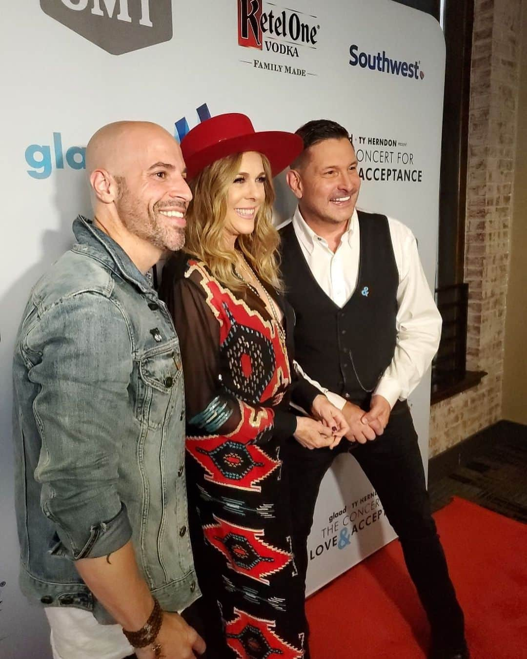 クリス・ドートリーさんのインスタグラム写真 - (クリス・ドートリーInstagram)「Tonight was amazing! So honored to perform at @glaad Concert for Love and Acceptance @tyherndonofficial @ritawilson #love #acceptance #concertforloveandacceptance #wishitookmorepics 🌈 @harpergraemusic @brettkissel @billygilmanofficial @chelywright @brodyraymusic @leebrice @antigonerising @brandonstansell @mickeyguyton @taylalynnfinger @hunterhayes #sosorryififorgotanyone」6月7日 13時23分 - chrisdaughtry