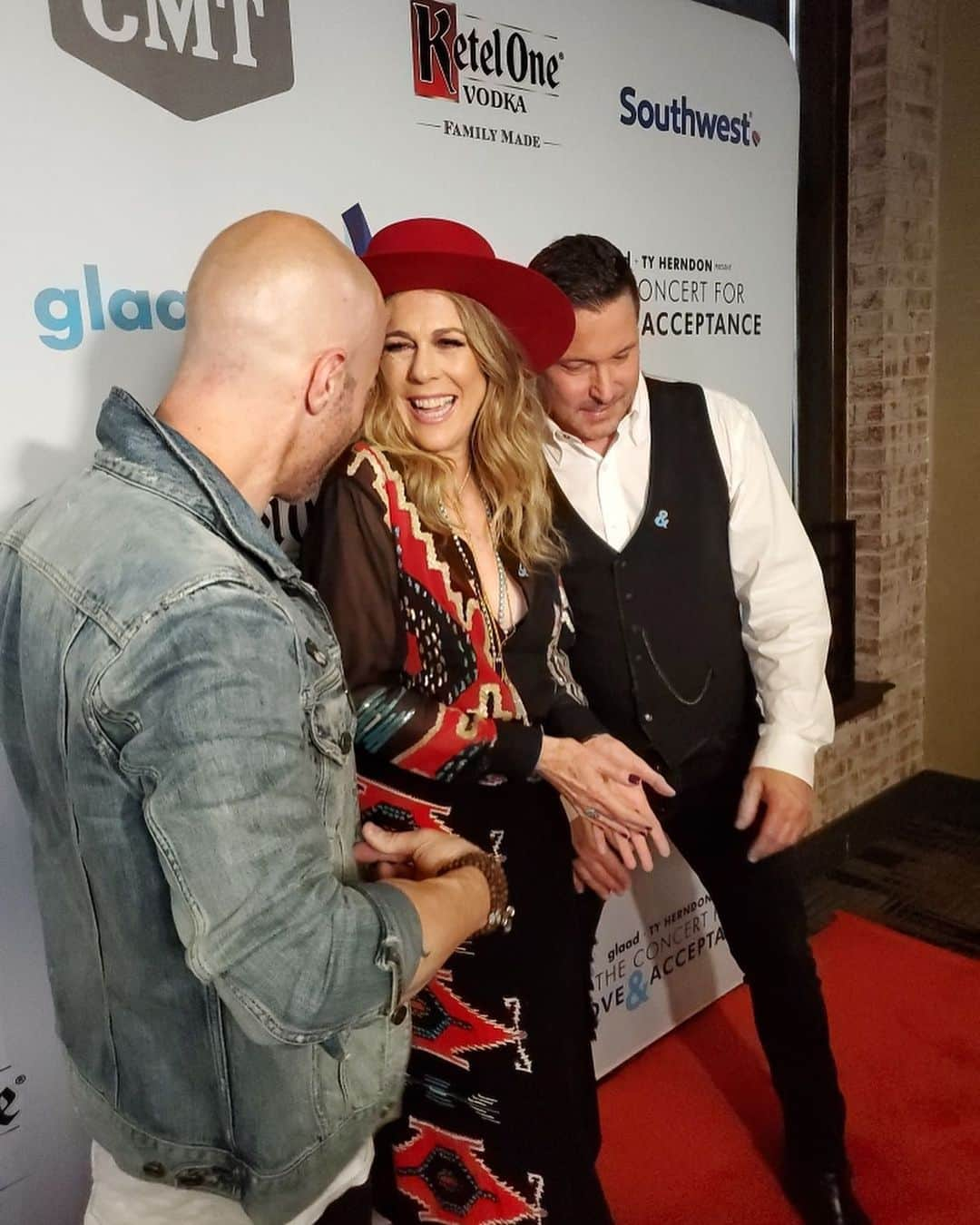 クリス・ドートリーさんのインスタグラム写真 - (クリス・ドートリーInstagram)「Tonight was amazing! So honored to perform at @glaad Concert for Love and Acceptance @tyherndonofficial @ritawilson #love #acceptance #concertforloveandacceptance #wishitookmorepics 🌈 @harpergraemusic @brettkissel @billygilmanofficial @chelywright @brodyraymusic @leebrice @antigonerising @brandonstansell @mickeyguyton @taylalynnfinger @hunterhayes #sosorryififorgotanyone」6月7日 13時23分 - chrisdaughtry