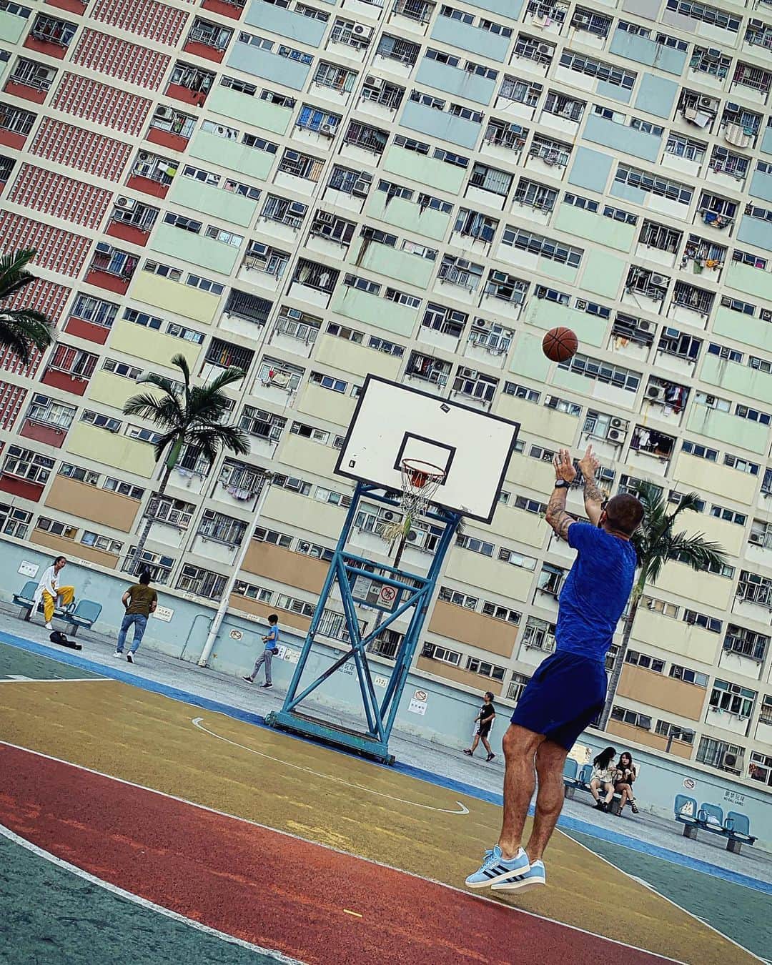 ムラデン・ペトリッチのインスタグラム：「When in Hong Kong.. 🌴🏀🌴☀️#choihung #choihungestate #hongkong #rainbow #basketball #qualitytime #bucketlist ✔️」