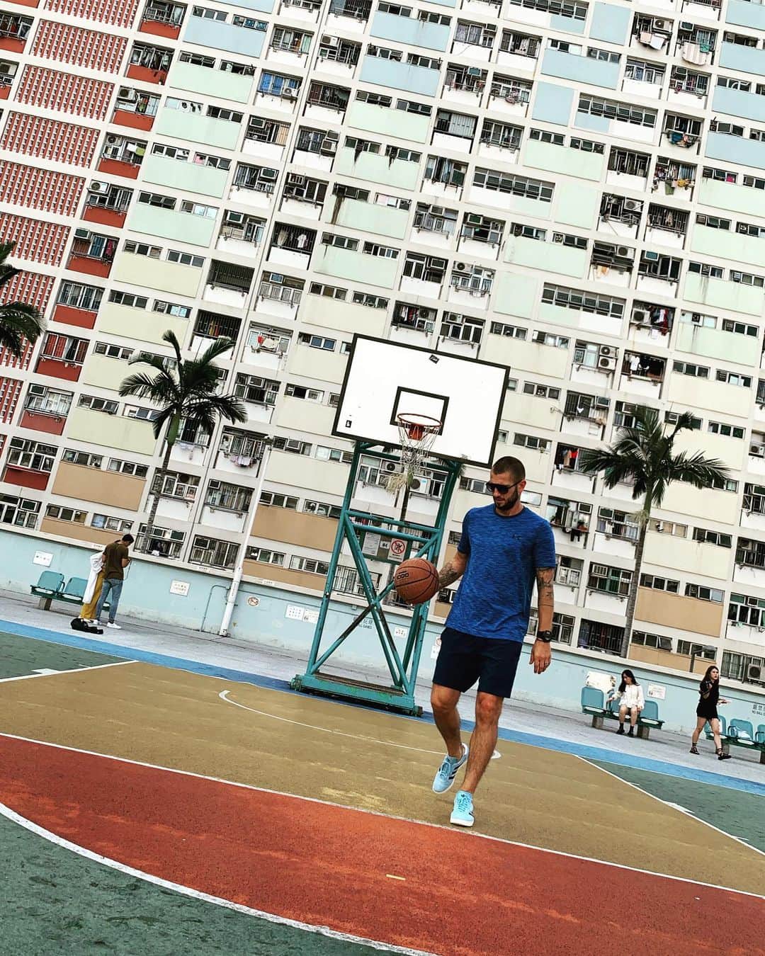 ムラデン・ペトリッチさんのインスタグラム写真 - (ムラデン・ペトリッチInstagram)「When in Hong Kong.. 🌴🏀🌴☀️#choihung #choihungestate #hongkong #rainbow #basketball #qualitytime #bucketlist ✔️」6月7日 13時17分 - mladenpetric