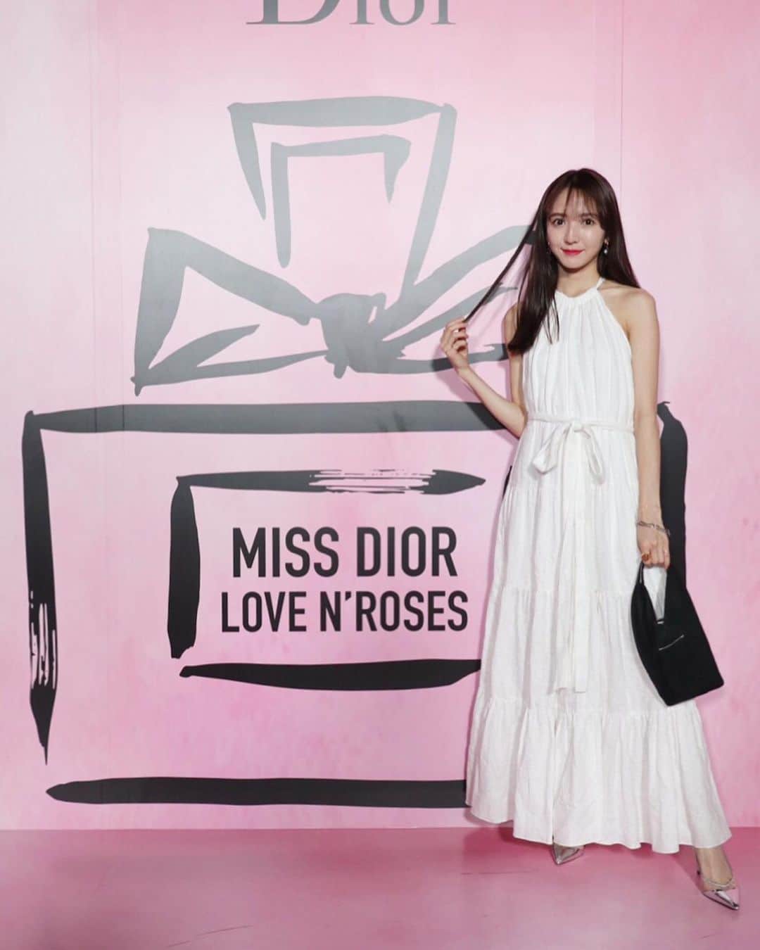 平木愛美のインスタグラム：「MISS DIOR 💕 LOVE N'ROSES EXHIBITION OPENING ”愛のように香るフレグランスを私に”というムッシュ・ディオールの思いから生まれた愛を体現する香り…  愛のある世界観が美しくて、そんなところにも惹かれます。💍 1947年、ブランド初のオートクチュールコレクションで「ドレスの仕上げ」として発表された香水「ミスディオール」  会場には歴史を感じられたり、コスメだったりカフェだったり色んな空間があってとっても楽しい💞🧚‍♂️ クチュリエのドレスも美しすぎて、きゅんと、ずっと眺めちゃった。  #ミスディオール #MISSDIOR #DIOR @diorparfums @dior」