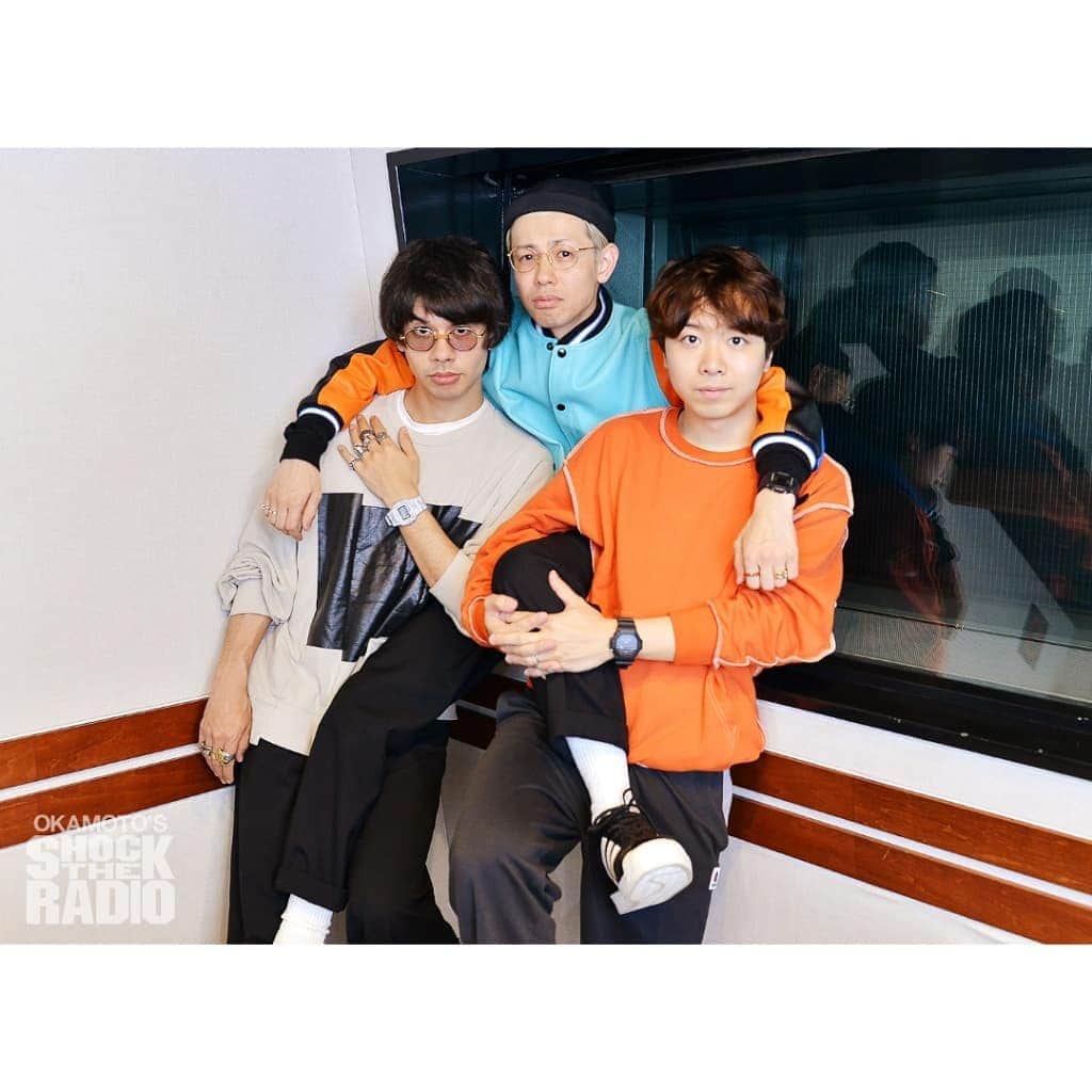 のインスタグラム：「【SHOCK THE RADIO 6/7】 今週のOKAMOTO’S SHOCK THE RADIOは、スタイリストのTEPPEIさんが登場です。  OKAMOTO’Sに出会うきっかけとなった秘話や、活躍の場が多岐に渡るTEPPEIさんがOKAMOTO’Sをスタイリングするときに心がけていることをコウキ・ショウが聞いていきます。 後半ではスタイリストならではの視点で“未来に残したい逸品“を 紹介。 スタジオへ遊びに来ていたハマも加わり、公私ともに仲の良いTEPPEIさんとOKAMOTO’Sのトークをお楽しみください！  #okamotos #オカモトショウ #オカモトコウキ #ハマオカモト#stylist_teppei #g_shock #radio #shocktheradio #tokyofm #未来に残したい逸品」