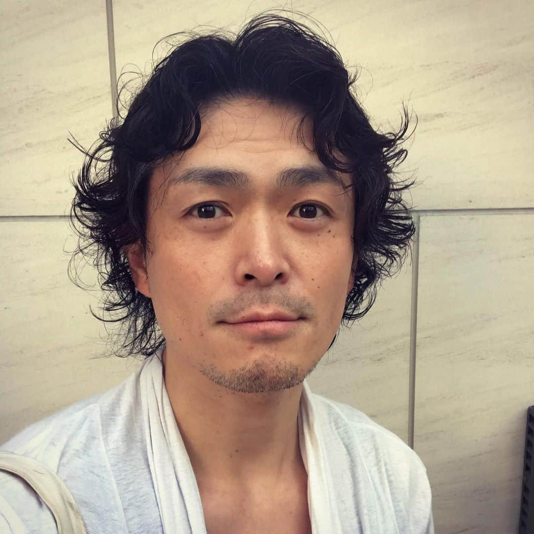 井俣太良さんのインスタグラム写真 - (井俣太良Instagram)「最近、 お仕事の都合上髪を伸ばしてて、元々は短髪ばっかだったから伸ばしっぱなしでボーボーで流石に俳優なのに、これじゃどうにもならんなぁと思い（笑）久しぶりに原宿のJUNESで切ってもらいました。✂︎✨ まだ劇研で早稲田に住んでた頃から、お世話になってたJUNESで切ってもらったら、、、もう最高にいい感じ✨  稽古が突然オフになり、 急遽予約したから、いつも指名させていただいてるBOWさんは居ないだろうと踏んで、指名なしで予約したら、SNSで相互フォローしてもらってたharukaさんが居てくれて、是非にと、お願いしてもらいました✨  結果はもうなんか、すげぇ嬉しい結果に😆 harukaさんありがとう御座いました！  #JUNES #原宿 #haruka  #なんだか個性派俳優への道開けそう ✨」6月7日 13時21分 - tairaimata