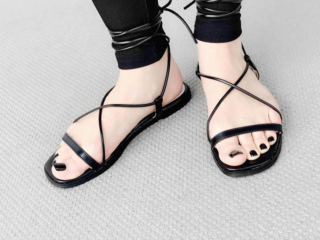 lve_xxxxのインスタグラム：「.﻿ .﻿ @lveu.official  Lace up sandals﻿ ¥5,200- (+税)﻿ ﻿ 今夜 19時より発売です﻿ silverとbrownとの3色展開﻿ ﻿ 私はsilverも捕獲しました﻿ 夏場のsilverってかわいさ無限大♾✧﻿ ﻿ レギンスはお外着用の着圧レギンス﻿ これ、重宝してます👏✧﻿ ﻿ ﻿ #LVEU. #Laceupsandals﻿ #sandal #👣 #足元倶楽部﻿ ﻿」