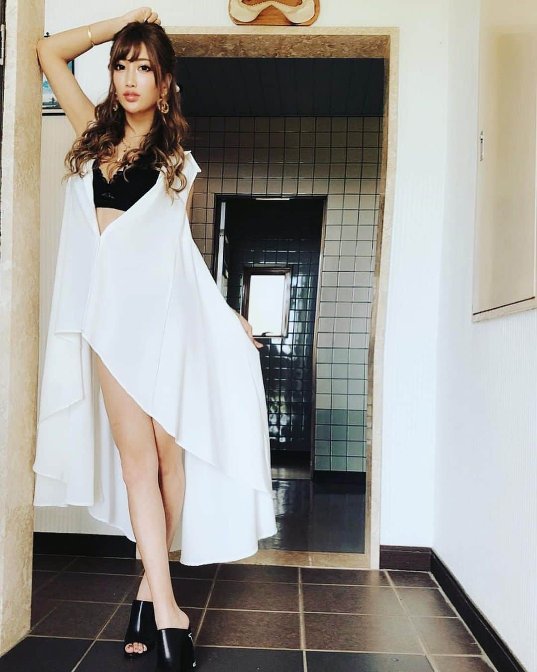 のインスタグラム：「. . これでもかってくらい毎週 @sbeautyclinic さんで太ももの裏の  #セルトーン と #バンキッシュ  やり続けたら今や寝れるほど痛くないし やっとこさ脂肪と筋肉やらかくなってきて 細くなってきたよ😍。 そろそろまた紫外線気になってきたから  #レブライト ( #レーザートーニング )もしないと💡 . .  私が受けてない施術や効果や結果とかも  @dr.y.yumi さんの所に効果たくさん 載ってるので見てみてね〜❤ . . .  #医療痩身  #アンチエイジング  #美容  #エスビューティークリニック  #ボトックス注射  #ボトックス  #しみ  #そばかす  #エステ  #脚やせ  #太もも痩せ  #セルライト  #しみ  #そばかす」