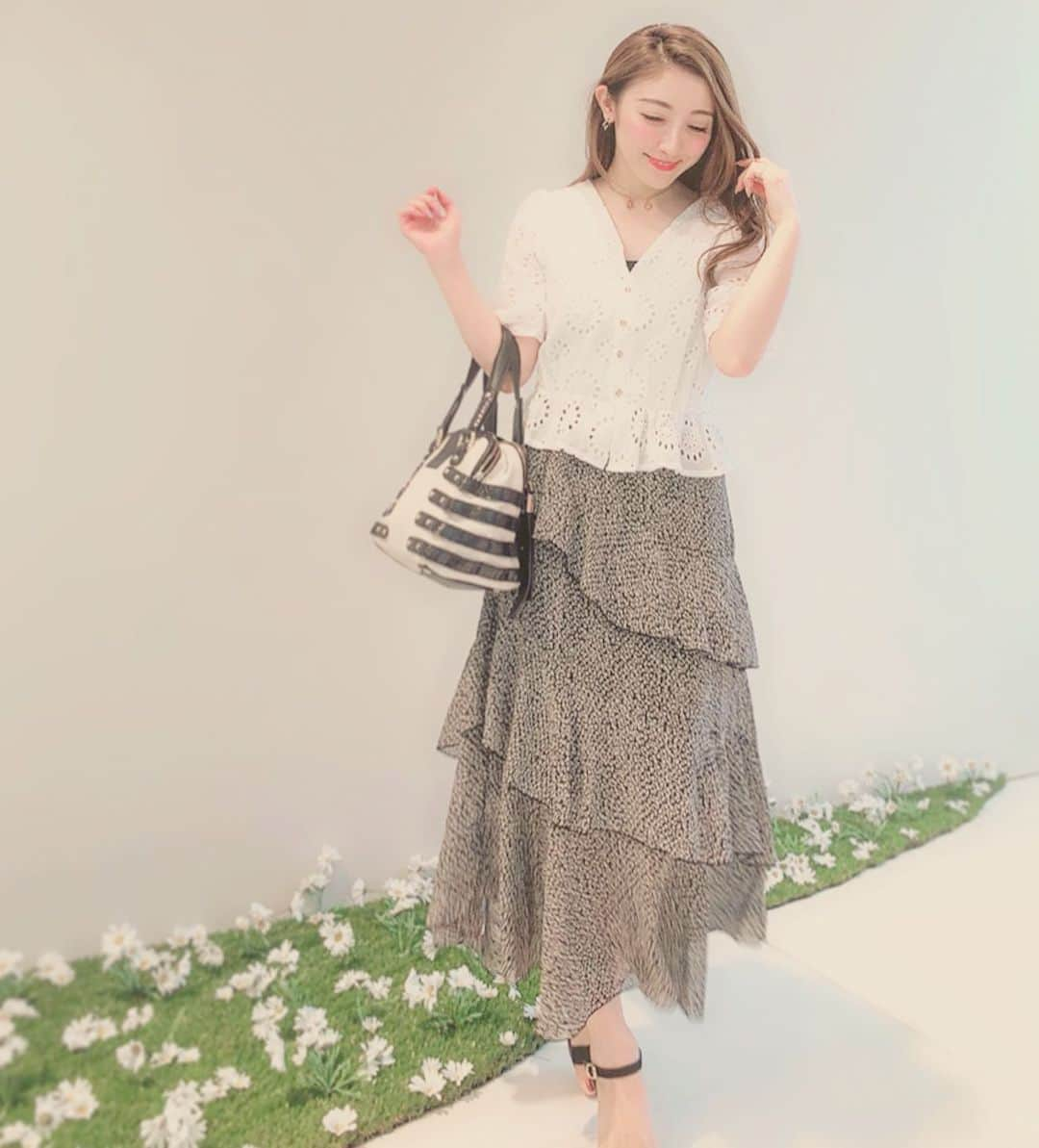 東條恭子さんのインスタグラム写真 - (東條恭子Instagram)「. NEW in! from @fifth_store  #コットンレースフラワーブラウス #フラワーティアードフレアスカート . 可愛いカフェでの女子会に合わせて甘めに☕️😋💛🎶 スカートの軽やかな透け感が涼しくて👌✨ . どちらも40%OFFでcheck~♫ . . #fifth #fifthtl #fashion #ootd #outfit #coordinate #fashion #japan #tokyo #tokyogirl #japanese #japanesegirl #elegant #フィフス #ファッション #モノトーンコーデ #コーデ #今日のコーデ #綺麗めコーデ #きれいめコーデ #大人可愛いコーデ #大人可愛い #おしゃれさんと繋がりたい #スカートコーデ #ブラウスコーデ」6月7日 13時33分 - kyoko_tojo