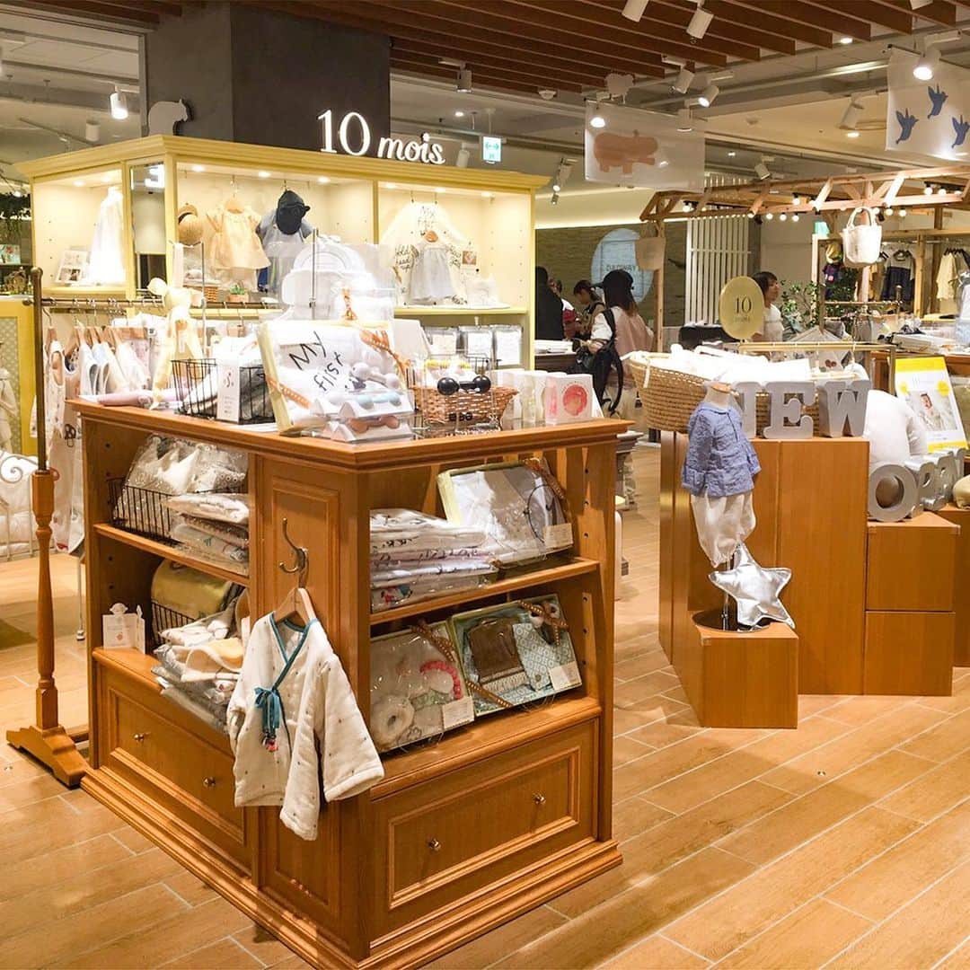 10mois(ディモワ) web shopさんのインスタグラム写真 - (10mois(ディモワ) web shopInstagram)「【北海道初出店！】﻿ 本日10mois札幌店がオープンしました！﻿ ﻿ JR札幌駅に直結、札幌ステラプレイスセンターの５Fキッズゾーンに、10moisの直営店がオープンします。﻿ おふとんセットやお洋服などの出産準備品をはじめ、お出かけグッズや食器など…﻿ 赤ちゃんとママが笑顔になれるアイテムをお届けします。﻿ お近くにお立ち寄りの際はぜひお越しくださいませ。 ﻿ ﻿ ＼＼オープン記念　特別プレゼント／／﻿ [1]税込3,240円以上お買い上げの先着100名様には、「ふくふくガーゼハンカチ」をプレゼント！﻿ ﻿ [2]ナルノアロングクッションご購入で1,000円商品券プレゼント!（札幌ステラプレイス店のみで使用可）﻿ 期間：6/7（金）～7/31（水）﻿ ﻿ ﻿ #10mois #ディモワ #札幌 #札幌ステラプレイス #ベビーグッズ #出産準備」6月7日 13時36分 - 10mois_official