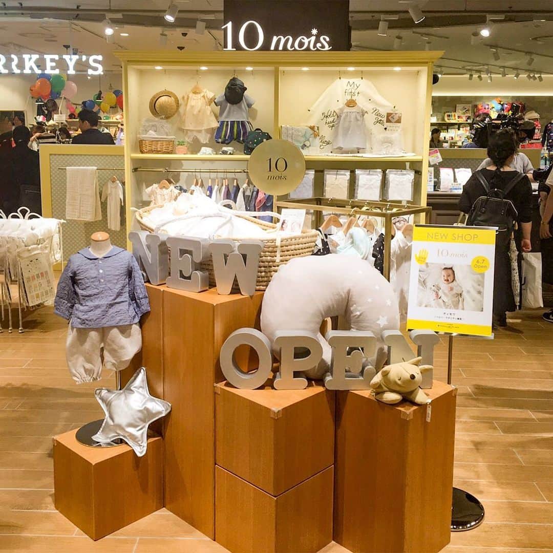 10mois(ディモワ) web shopさんのインスタグラム写真 - (10mois(ディモワ) web shopInstagram)「【北海道初出店！】﻿ 本日10mois札幌店がオープンしました！﻿ ﻿ JR札幌駅に直結、札幌ステラプレイスセンターの５Fキッズゾーンに、10moisの直営店がオープンします。﻿ おふとんセットやお洋服などの出産準備品をはじめ、お出かけグッズや食器など…﻿ 赤ちゃんとママが笑顔になれるアイテムをお届けします。﻿ お近くにお立ち寄りの際はぜひお越しくださいませ。 ﻿ ﻿ ＼＼オープン記念　特別プレゼント／／﻿ [1]税込3,240円以上お買い上げの先着100名様には、「ふくふくガーゼハンカチ」をプレゼント！﻿ ﻿ [2]ナルノアロングクッションご購入で1,000円商品券プレゼント!（札幌ステラプレイス店のみで使用可）﻿ 期間：6/7（金）～7/31（水）﻿ ﻿ ﻿ #10mois #ディモワ #札幌 #札幌ステラプレイス #ベビーグッズ #出産準備」6月7日 13時36分 - 10mois_official