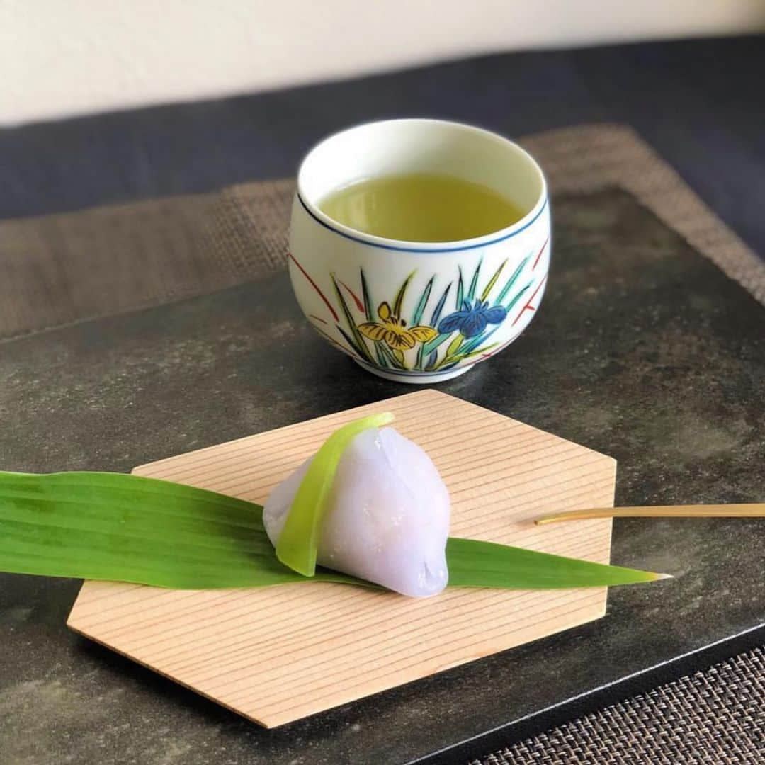 YAMAMOTOYAMA Foundedさんのインスタグラム写真 - (YAMAMOTOYAMA FoundedInstagram)「There is nothing like a hot cup of green tea paired with sushi! What is your favorite kind of green tea to enjoy with sushi? #Yamamotoyama」6月7日 13時50分 - yamamotoyama_usa