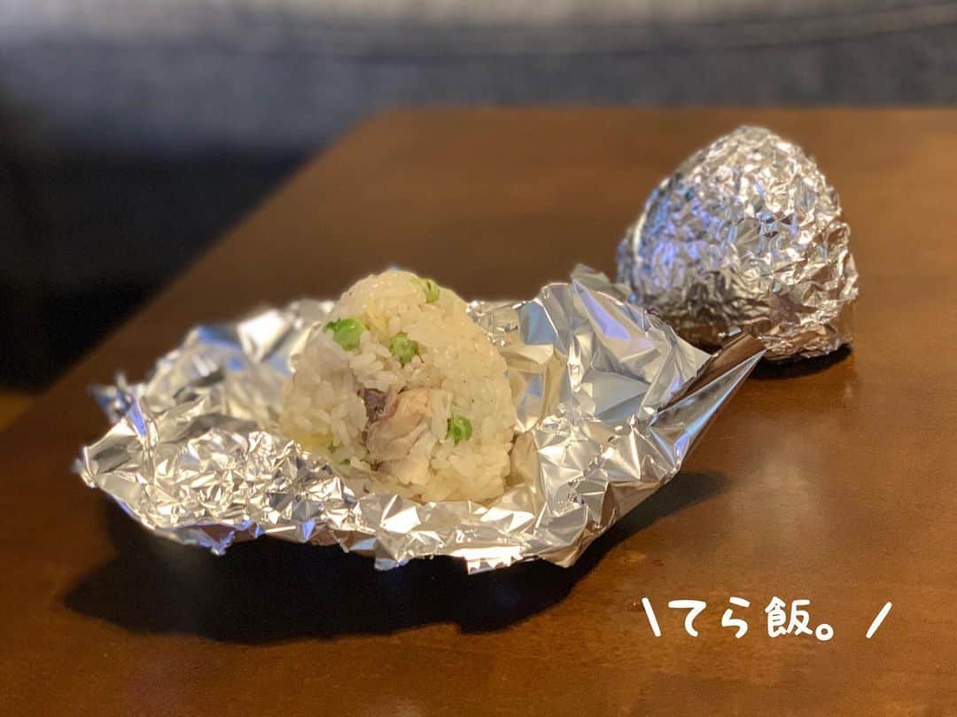 のインスタグラム：「稽古に持参のおにぎり🍙 たっぷりの生姜と鯖も入れた豆ご飯やで〜🍚✨ ・ ・ 鯖と豆の炊き込みご飯… めちゃくちゃ美味しいやないかい🤩✨ 簡単やしおススメ！ ・ ・ ちなみに お弁当用のおにぎりは絶対『アルミホイル』派！ 熱も水分も逃げにくいから、サランラップより時間が経っても断然美味しいよ🍙✨ ・ ・ ぜひ、お試しあれ！ ・ ・ #てら飯 #おうちごはん #おにぎり #炊き込みご飯  #さば #生姜 #豆ご飯 #美味しい #稽古 #いってきます  #寺田有希 #teradayuki」