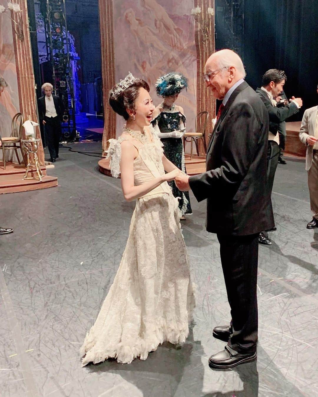 加治屋百合子さんのインスタグラム写真 - (加治屋百合子Instagram)「Thank you Ronald Hynd for sharing your beautiful ballet “Merry Widow”❤️ Can’t wait to be Hanna again tomorrow💓👑🥰 「メリーウィドウ」の振付家ロナルド・ハインドさんと❤️ 又明日ハンナ役になるのが楽しみ💓👑🥰 #laughingwithjoy #love #ballerina #beautifulballet #tiara #costume  #wig #ronaldhynd #ballet #choreographer」6月7日 13時54分 - yuriko_kajiya