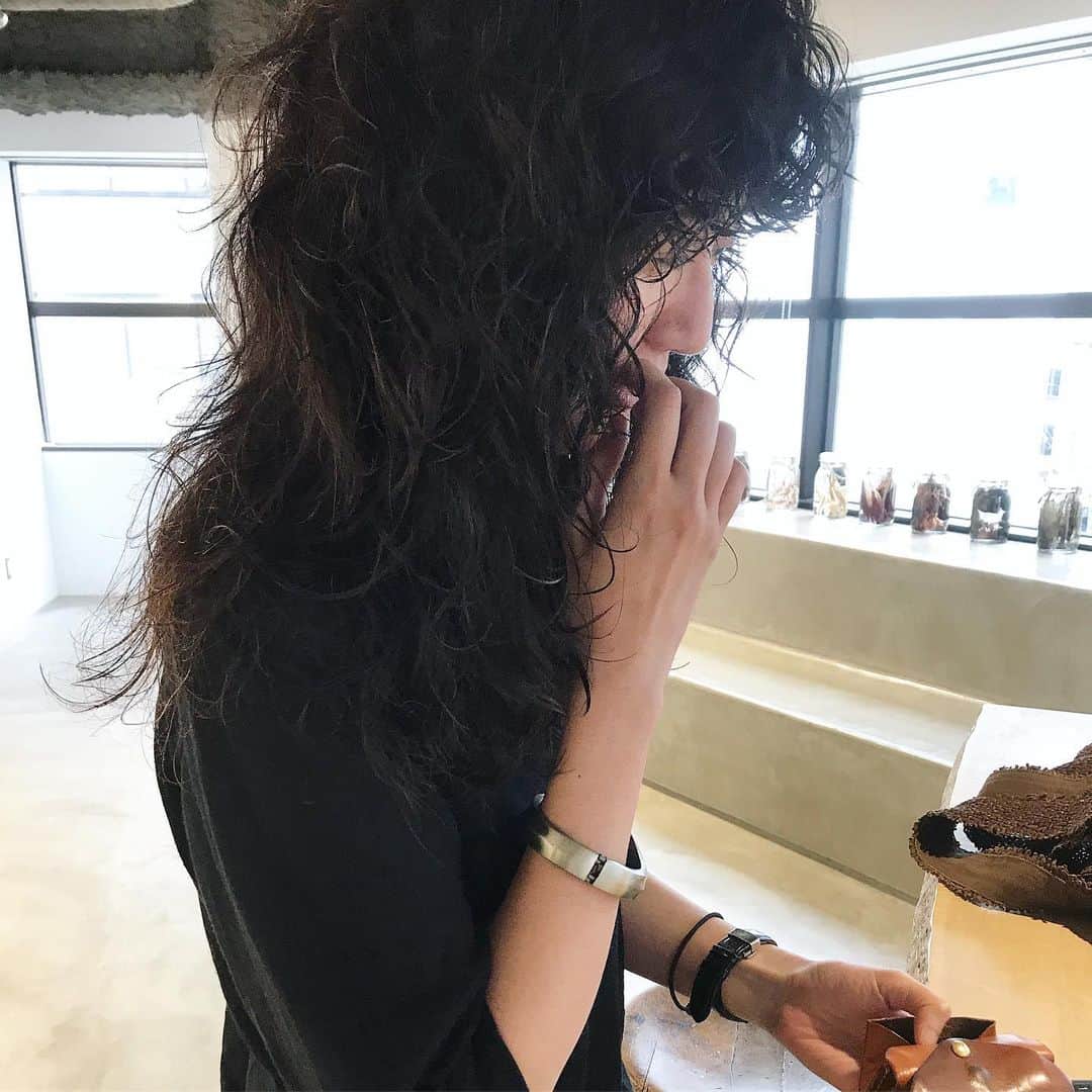 高橋忍さんのインスタグラム写真 - (高橋忍Instagram)「きっといつか格好いいと感じた横髪なんだと思う。  #インスピレーション #髪 #カット #パーマ #ナンシースパンゲン」6月7日 14時00分 - nanuk_takahashi.buri