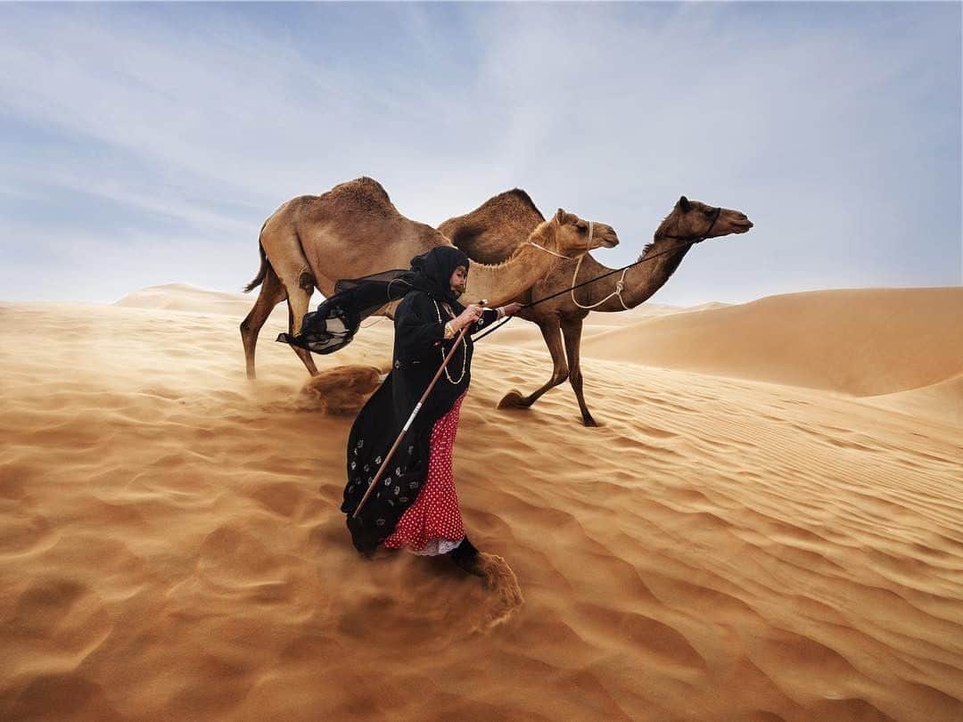 FUJIFILM INDONESIAさんのインスタグラム写真 - (FUJIFILM INDONESIAInstagram)「Nuansa gurun pasir Uni Emirat Arab adalah objek foto yang menarik terutama dengan adanya interaksi manusia di dalamnya. Fragmen foto kehidupan di gurun pasir ini direkam oleh @katarinapremfors dengan Fujifilm GFX 50S.  #Fujifilm_id #GoFUJIFILM #GFX50S」6月7日 14時00分 - fujifilm_id