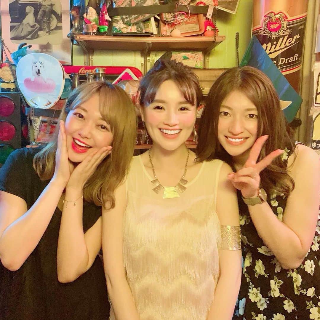 のインスタグラム：「雪櫻JAPANツアー振り返り《福岡編》 . ずーっとずーっと行ってみたかった憧れの土地 やっと上陸できましたー😭✨ . 1日目は宗像市でうまかもん商会のみなさんに混ぜていただき、雪櫻をPR🌸 ここですでに福岡の魅力の虜に！😍 まず何食べても美味しい！！ 東北にはない味付けで、ほんとにハズレなし！👏 もつ鍋にナス入ってたのにはびっくりしました🍆 でもそれがま・じ・で美味くて、家でやるときもナス入れようって思いました。 どうやら福岡でも通常はナス入れないみたいなのですが、たまたま遠方から来た私たちにも食べやすく〜との配慮でナスを入れてくれたようです🤔 マスター、まじ正解です、それ。ほんと美味しかった❤️ . そしてなんと言っても福岡も良い人ばかりですね〜！ 方言がやわらかいからかなぁ☺️ 「よか、よか〜！」とか「食べりー！」とかほっこりする🥰 自分のことより相手のこと思ってくれる人が多いと言いますか、おもてなし文化なのかなぁ、すごく「パパ、ママ」を感じました💕 . 2日目は待ちに待った高田由香ライブ@あめり軒！ 満員御礼！！👏 (ライブが見づらい席もありました、申し訳ございません。) 由香さんが福岡で築き上げてきたもの、努力してきたことが実った、そんなライブでした。 由香さんを愛してる人たちが集まり、由香さんがそのみんなに向けて愛を込めて歌う…もう、最高の空間でした！😭💓 私は由香さんと仲良くさせてもらってまだ1年くらいしか経ってないけど、ほんとにあのライブの司会をさせてもらえて、そしてあの場にいれてよかった！嬉しかった！ 由香さんの人生を見れた感動のライブでした。 . 乾杯ゲストにはアイドルグループ元LinQの深瀬智聖さんが駆けつけてくださいました！✨ はぁー、まじで可愛かった❤️ 由香さんが惚れた女の子って事前に伺ってましたが キュートで芯が強くて、賢くて、おどけた可愛さもあって、ほんとに由香さんが惚れるのもわかるな！って思いました☺️❤️ 私もすっかり智聖さんのファンになりました❤️ アイドルを辞めて、セカンドキャリアを別のグループユニットで頑張っている姿もほんとかっこいいし、素敵👏✨ いつか由香さんとコラボライブもしてもらいたいな〜💓 . そしてなんと普通にお客様の中にいらっしゃったのですが、 プロレスラーのアステカさん！🤩 ここで会えるとは！みんな大興奮でしたね！ ここで会ったのも何かの縁。 プロレスイベントなどでぜひ秋田にお呼びしたいですね💕 . 2日目も福岡の人の温かさに触れて、終始感動…😭💓 なんなんですかね、ほんとに、優しすぎますよ、福岡のみなさん。 たっぷり人の優しさ、温かさを受け取り、私もみんなに愛を返さなくちゃなーと思った福岡遠征でした。 . いつも県外に出ると「秋田が恋しいー」ってなるのですが、 「帰りたくない」って思えた場所は初めてでした😊💕 それくらい大好き福岡！好きすぎる！ 絶対また帰ってくるね❤️ . #akita #fukuoka #雪櫻 #阿櫻酒造 #うまかもん商会 #もつ鍋 #居酒屋TAKU #あめり軒 @ameriken1998  #高田由香 ちん @yukatakadaofficial  元 #LinQ #深瀬智聖 さん @chiseifukase  #プロレス #アステカ さん @azteca_luchador」