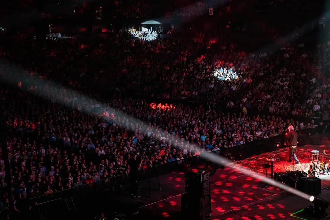 アダム・サンドラーさんのインスタグラム写真 - (アダム・サンドラーInstagram)「I rapidly fell in love with you tonight, Grand Rapids. You guys were so great, thank you for all! @vanandelarenagr」6月7日 14時20分 - adamsandler