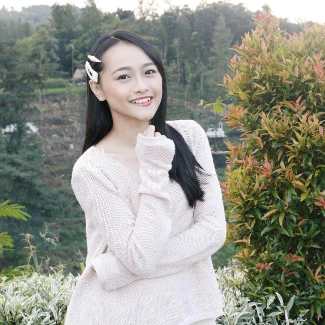 ロナ・アングラエニのインスタグラム：「Anak baik2 🙂🙃😌」