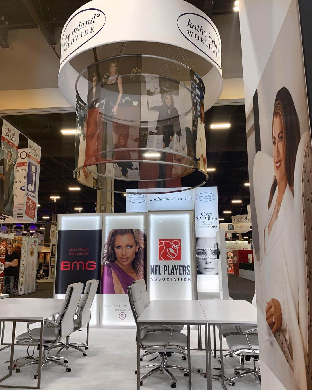 ヴァネッサ・ウィリアムスさんのインスタグラム写真 - (ヴァネッサ・ウィリアムスInstagram)「Welcome to the @kathyireland booth. Getting it done in Vegas and so happy to be part of this stellar team!」6月7日 14時33分 - vanessawilliamsofficial