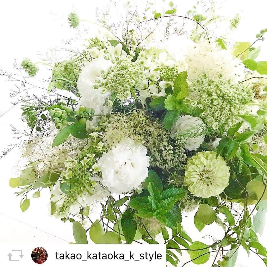 和泉佑三子さんのインスタグラム写真 - (和泉佑三子Instagram)「先日、友人の結婚パーティーに作って貰ったお花💐 のアレンジ。 @takao_kataoka_k_style もぅ出逢って何年だろう...毎回本当に感動的なアレンジを作ってくれる片岡氏。 ジニア キャロットフラワー ブルーベリーを使ったフラワーアレンジメント🌸🌸🌸 ありがとうございまーす！ #@takao_kataoka_k_style #お花 #アレンジ #結婚式のお祝い」6月7日 14時30分 - izumisae_official